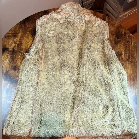 Old Navy | ladies reversible, faux fur/utility style vest. Size: M - Picture 6 of 16